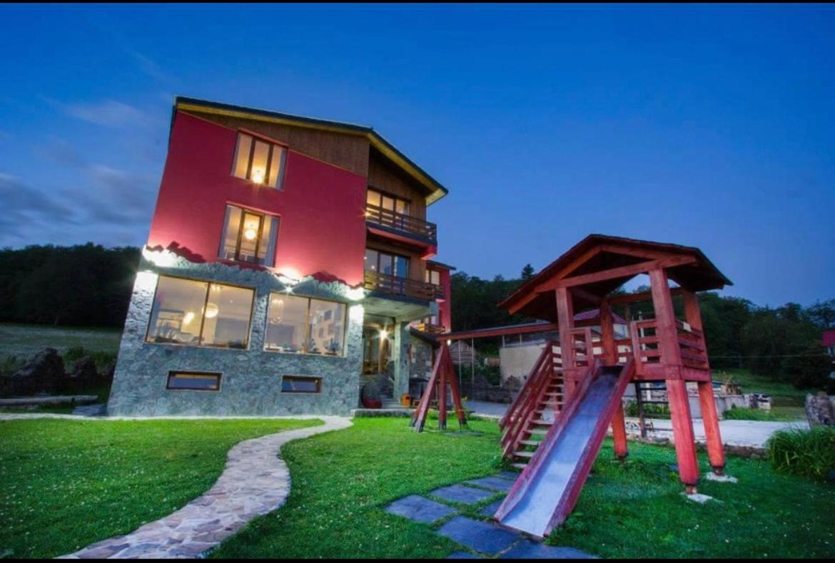 Red House Hotel Bakuriani Exterior photo